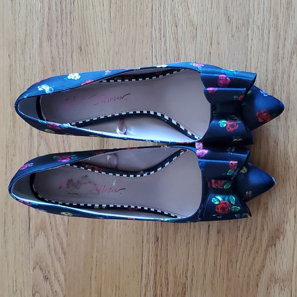 Betsy Johnson Floral Bow Women's Pump Size 8